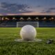 Fotboll på straffpunkten på en upplyst arena, med en domarvissla bredvid